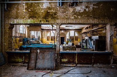 Ein Zimmer mit einem Haufen kaputter Möbel