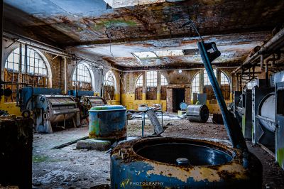 Ein Raum mit einem großen Metallobjekt darin