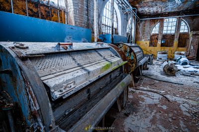 Ein gebrochenes Klavier in einem heruntergekommenen Gebäude