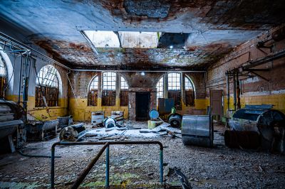 Ein Zimmer mit viel Schutt und viel Müll