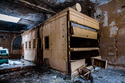 Ein ausgebranntes Gebäude