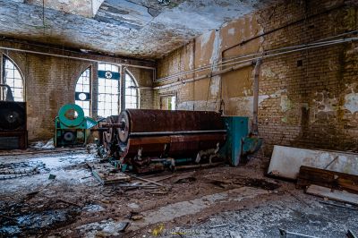 Ein Zimmer mit einer kaputten Maschine und einem kaputten Fenster