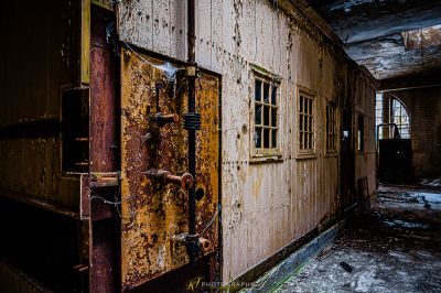 Ein verrostetes Gebäude mit einer Tür und einem Fenster