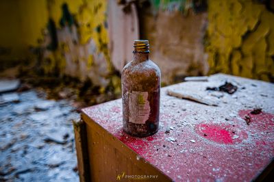 Eine Flasche auf einem Tisch