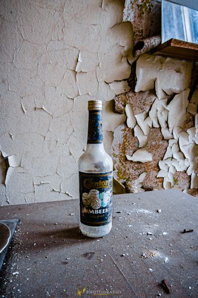 Eine Flasche Bier auf einem Tisch sitzend