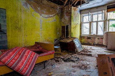 Ein Zimmer mit einem Bett und einem Fernseher