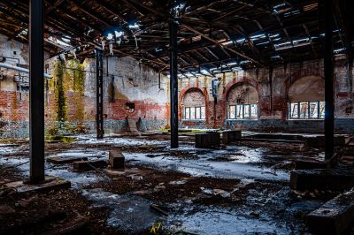 Ein Raum mit vielen Trümmern und Trümmern