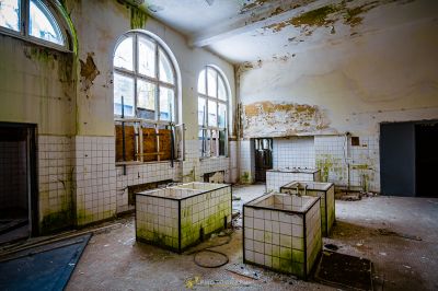 Ein Zimmer mit vielen schmutzigen Möbeln