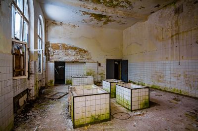 Ein Zimmer mit einem Haufen kaputter Fenster