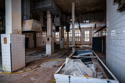 Ein Zimmer mit einem gebrochenen Kühlschrank und einem gebrochenen Kühlschrank