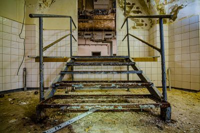 Ein schmutziges Badezimmer mit einer kaputten Toilette und einer kaputten Toilette