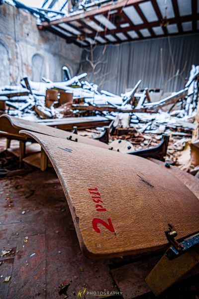 Ein Skateboard sitzt in einem Raum voller Trümmer
