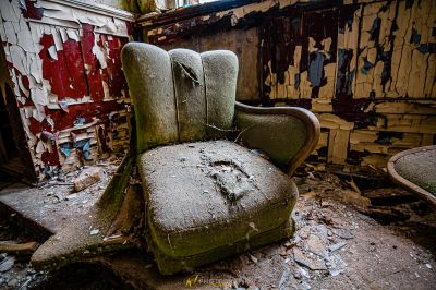 Ein Stuhl in einem Zimmer