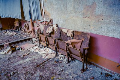 Ein Zimmer mit einem Haufen Stühle und einer Wand
