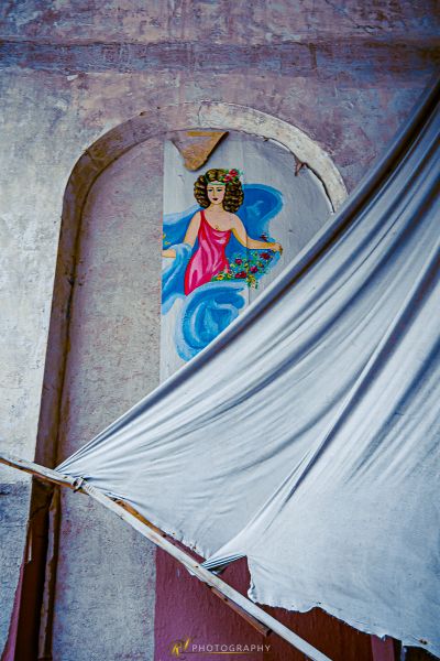 Ein Gemälde einer Frau an einer Wand