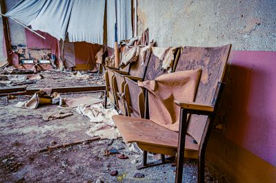 Ein Stuhl sitzt in einem Raum mit einem Tuch