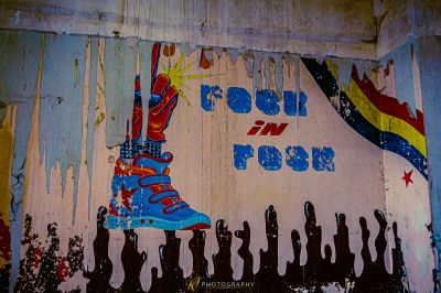 Eine Wand mit einem Gemälde eines Mannes darauf