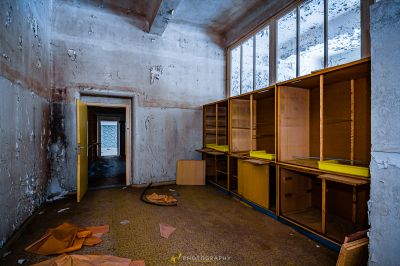 Ein Raum mit einem Haufen Kisten und einem Haufen Kisten