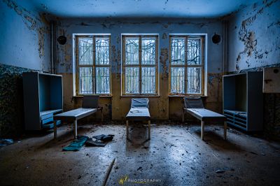 Ein Zimmer mit einem Haufen von Fenstern und einem Haufen von Schreibtischen