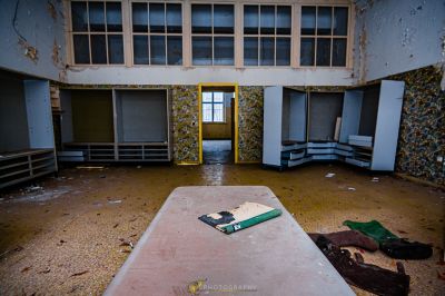 Ein Zimmer mit einem kaputten Telefon und einem kaputten Fenster