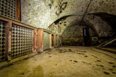 Ein Raum mit einem Haufen Löchern an den Wänden