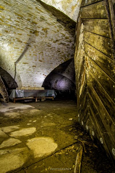 Ein Zimmer mit einem Bett und einer Holztür