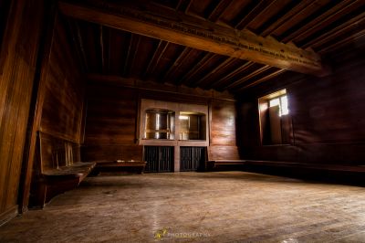 Ein Zimmer mit Kamin und Holzdecke