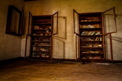 Ein Zimmer mit einem Bücherregal und einem Fenster