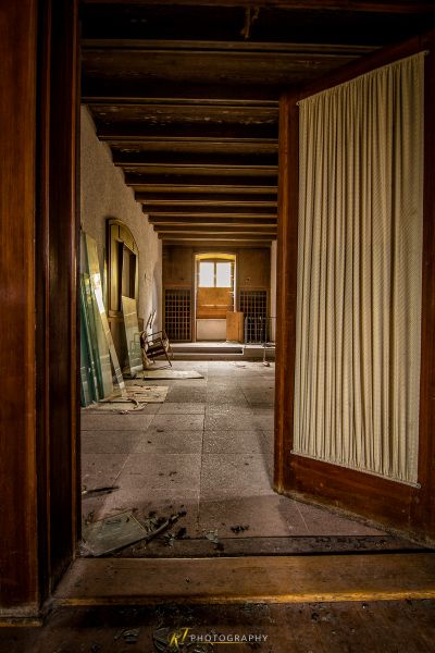 Ein Zimmer mit einer Tür und einem Fenster