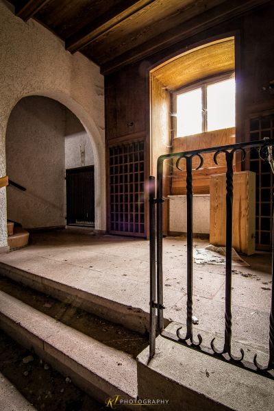 Ein Zimmer mit einem Haufen Weinflaschen auf dem Boden