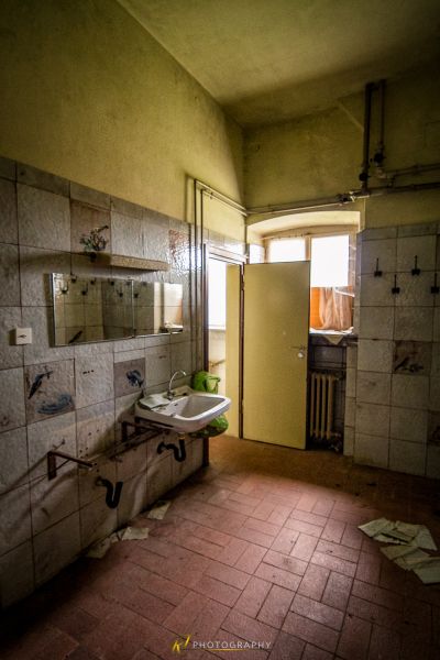 Ein Badezimmer mit Waschbecken und Spiegel