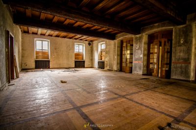 Ein Zimmer mit viel Holz und vielen Fenstern