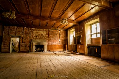 Ein Zimmer mit Kamin und Fernseher