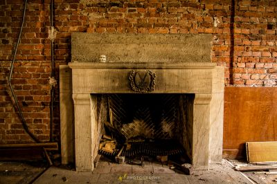 Ein Kamin mit einem Feuer darin