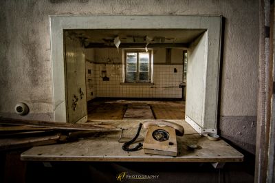 Ein Badezimmer mit Waschbecken und Uhr