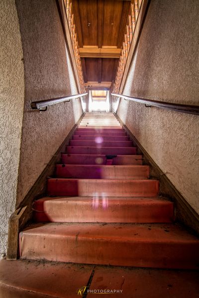 Eine Reihe von Treppen, die zu einem Gebäude führen