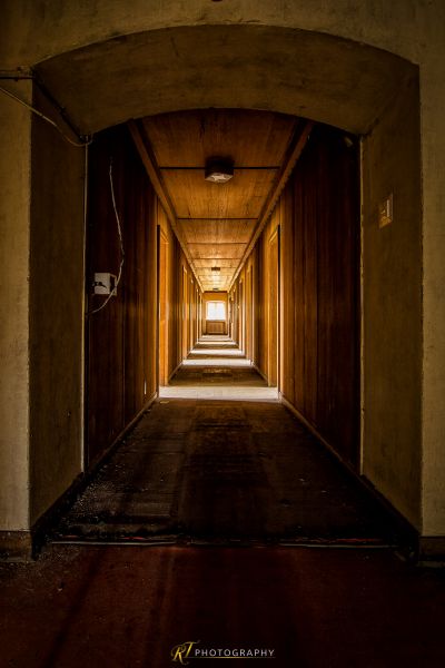 Ein langer Flur mit einem Licht am Ende