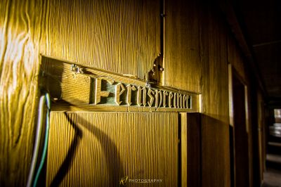 Ein Schild an einer hölzernen Wand, das Gift sagt