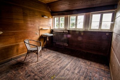 Ein Stuhl in einem Raum mit Holzwänden