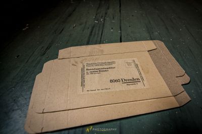 Eine braune Schachtel mit einem Etikett darauf