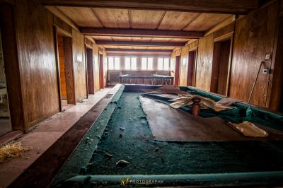 Ein Zimmer mit einem Bett und einem Stuhl