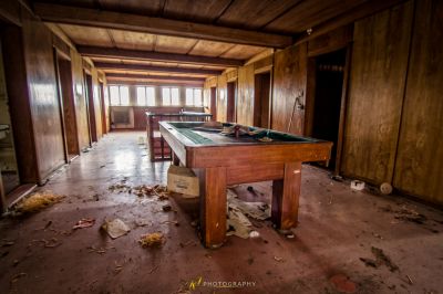 Ein Billardtisch in einem Raum mit vielen Trümmern