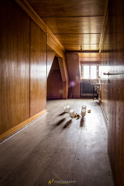 Ein Zimmer mit viel Holz und viel Müll