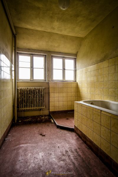 Ein Badezimmer mit einem Rad und einem Rad darin