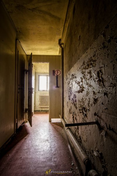 Einen Flur mit einer Tür und einem Schild