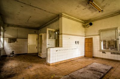 Ein schmutziges Badezimmer mit Waschbecken und Spiegel