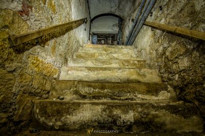 Eine Reihe von Treppen, die zu einem Gebäude führen