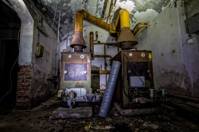 Ein Raum mit einer Reihe von Rohren und einer großen Maschine