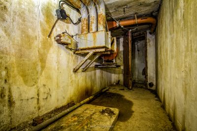 Ein schmutziger Raum mit einem rostigen Rohr und einem rostigen Rohr