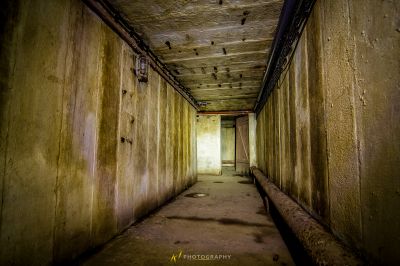 Ein langer Flur mit einem Licht, das durch die Decke kommt